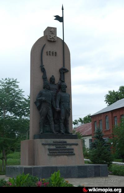 Славяносербск луганская. Памятник в Славяносербске Братерство. Поселок городского типа Славяносербск. Памятник в Славяносербске Луганской области. Монумент "братство" - Славяносербск.