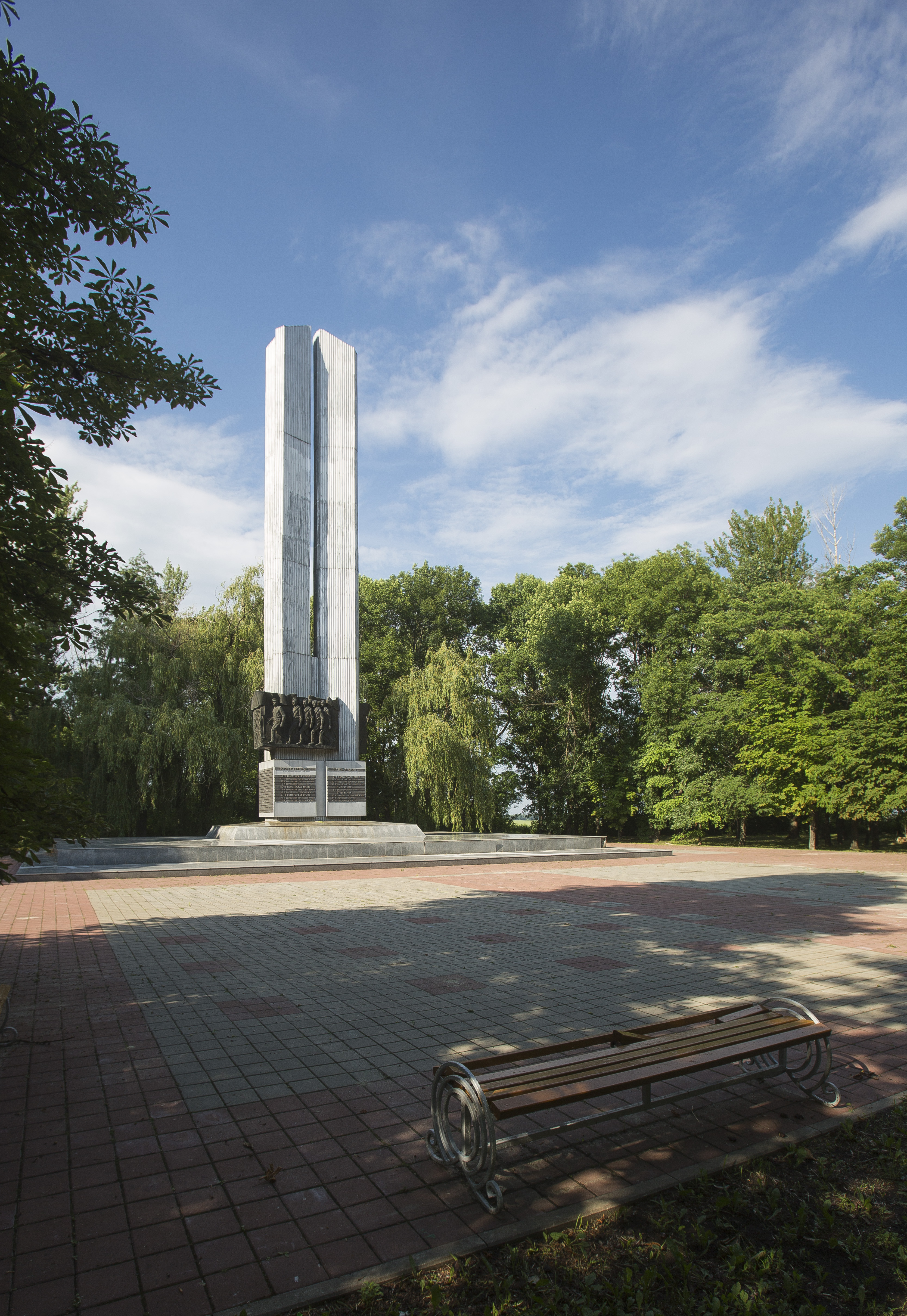 Памятные стеллы. Монумент стела Ленинградская область. Военные памятники Стеллы Самары.