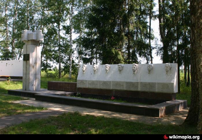 Сеща брянская область. Брянская область Дубровский район поселок Сеща. Памятники поселка Сеща Брянская область. Сеща Брянск поселок Партизанской славы. Комплекс мемориальной славы Сеща Брянская область.