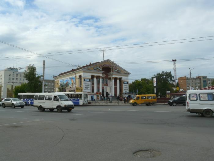 Кдц маяковский. Кинотеатр мир Омск. Фонтан у кинотеатра Маяковского Омск. Храм возле кинотеатра Маяковского г Омск. Кинотеатр мир Омск фото.