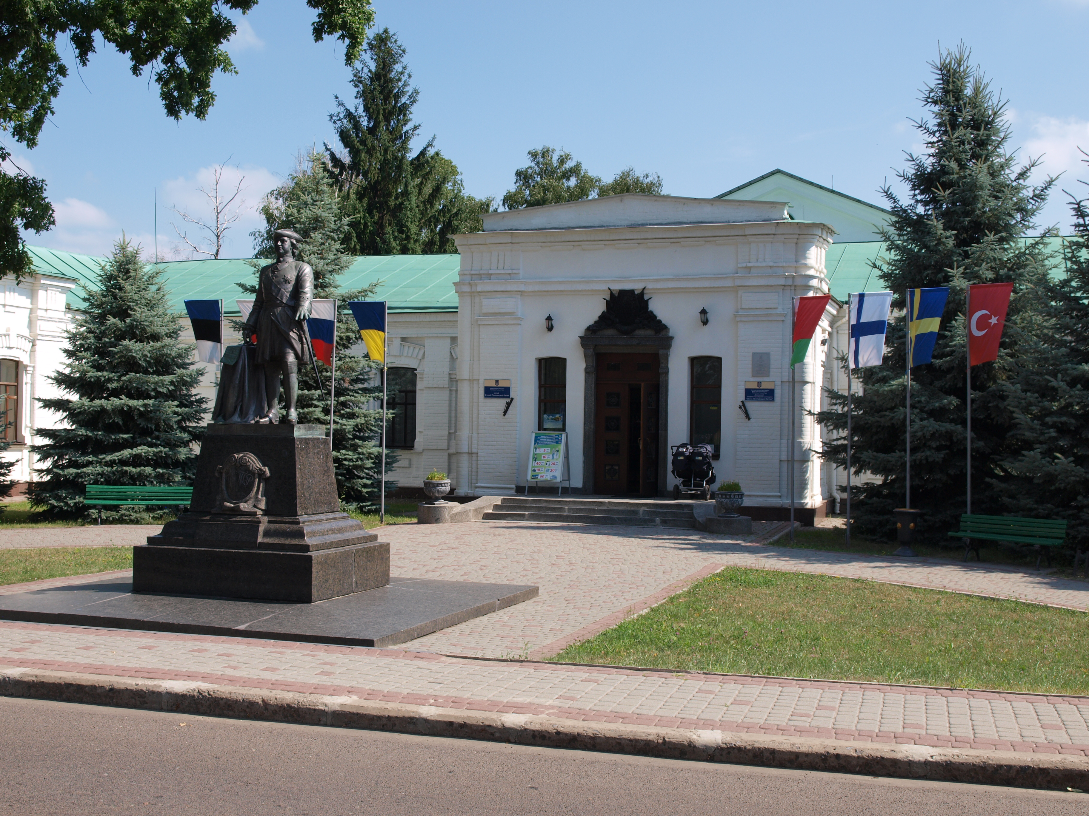 Полтавская. Музей Полтавской битвы в Полтаве. Памятник Петру в Полтаве. Памятник Петру 1 в Полтаве. Полтава Обелиск Петру 1.