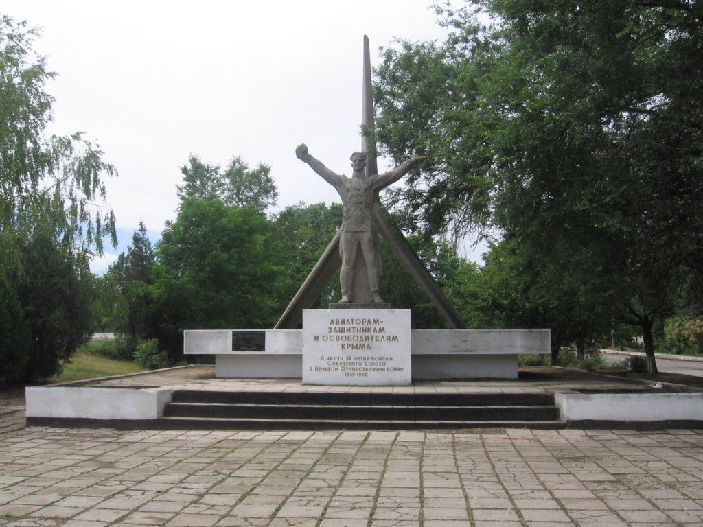 Крым джанкойский. Памятник авиаторам Джанкой. Памятник освободителям города Джанкой. Памятник авиаторам Джанкой история. Памятники в Джанкое.