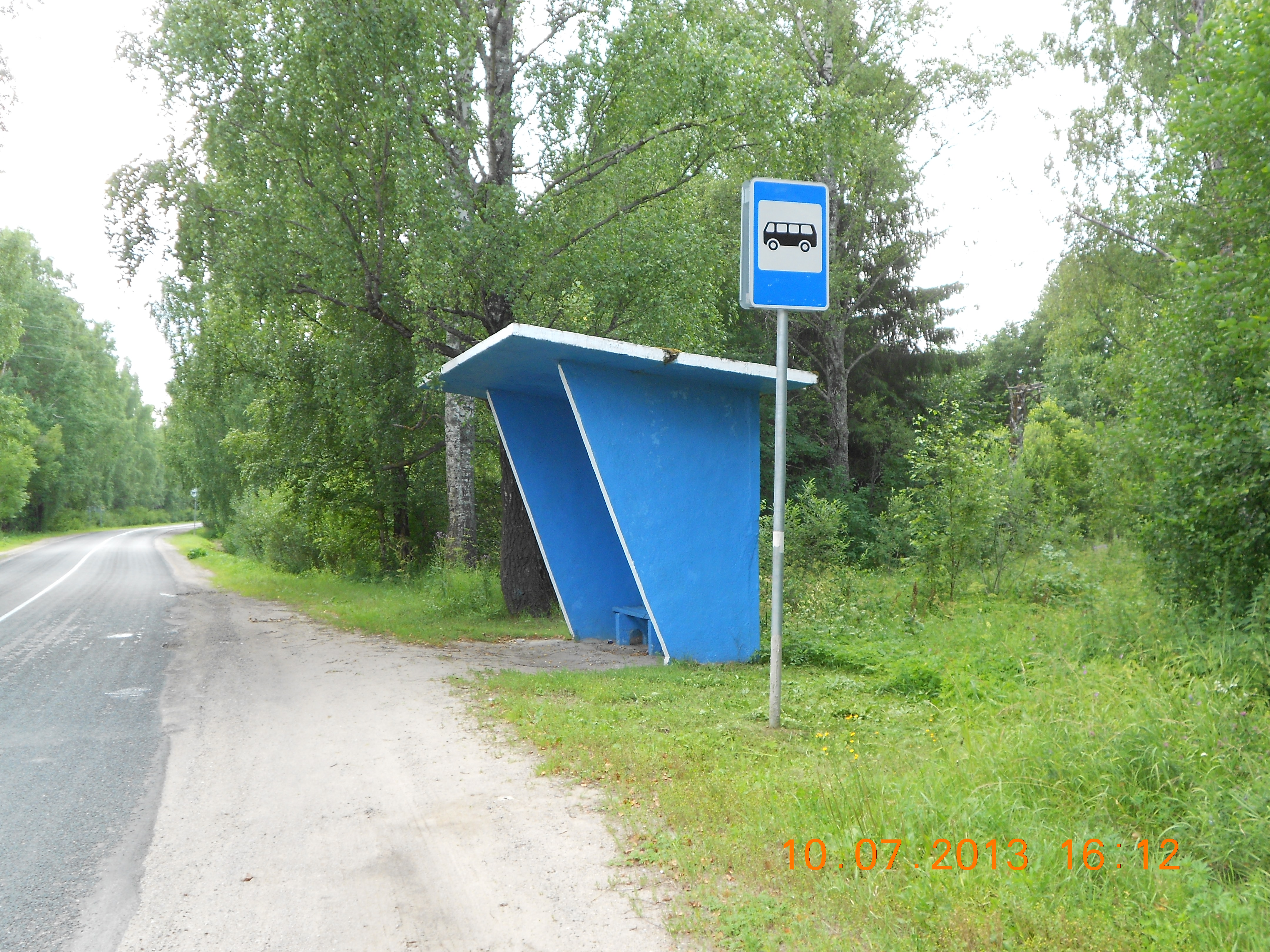 Остановиться прежний. Автобусная остановка в лесу. Старая остановка. Старая автобусная остановка. Остановка на трассе.