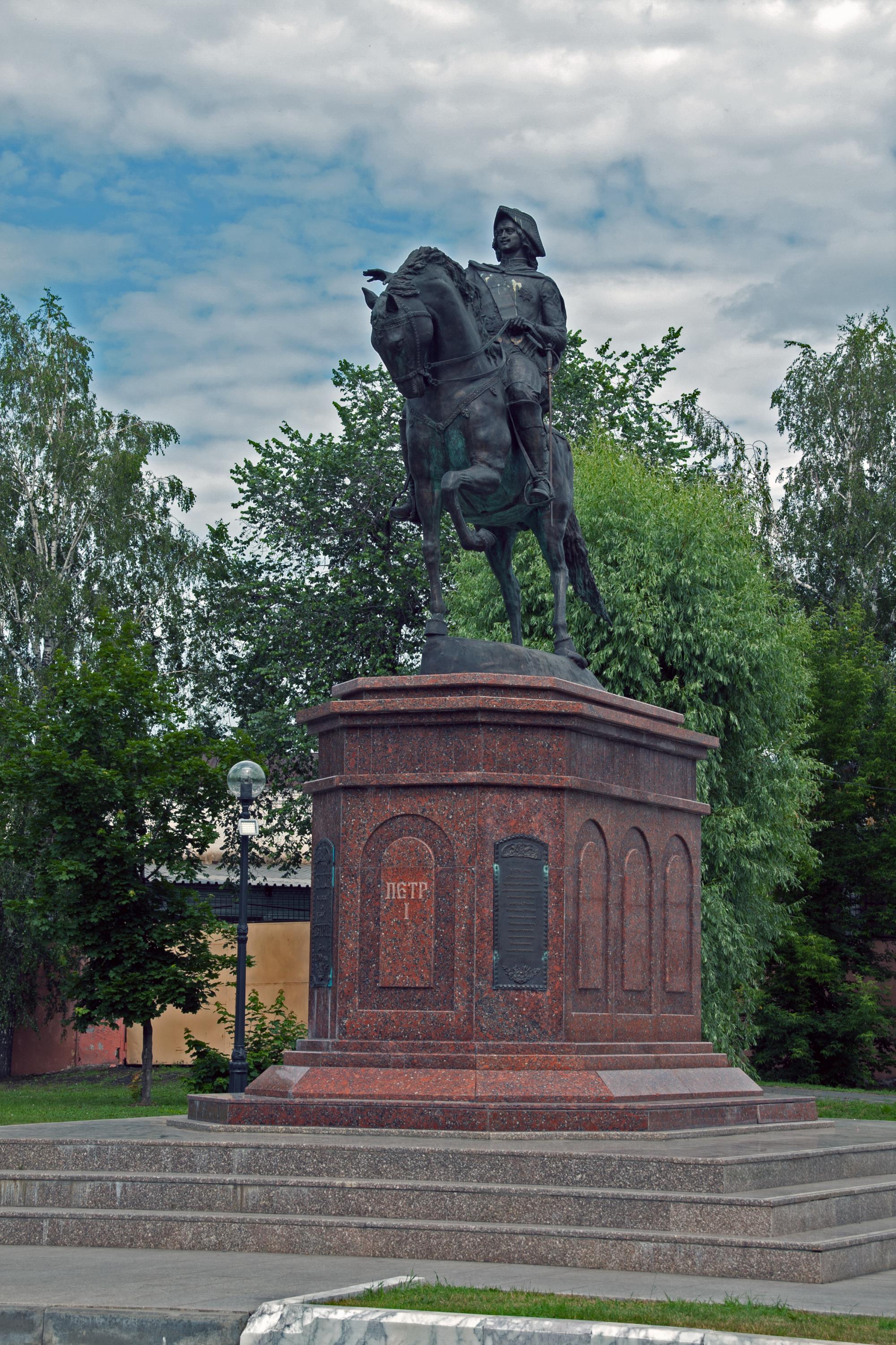 Бийск 1. Памятник Петру Бийск. Бийск Петр 1. Парк Петра 1 в Бийске. Бийск статуя Петра.