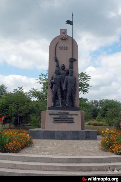 Славяносербск луганская. Памятник в Славяносербске Луганской области. Памятник в Славяносербске Братерство. Памятник комбату Луганская область. Монумент "братство" - Славяносербск.