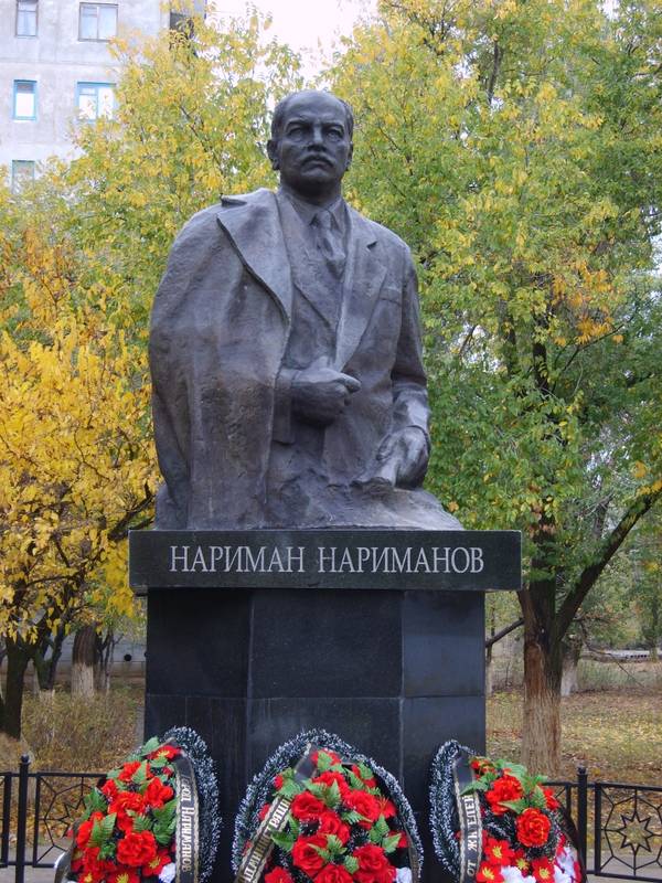 Нариманов астраханская область. Памятник Нариману Нариманову. Г Нариманов Астраханская область. Нариман Нариманов памятник в Нариманове. Памятник Нариманова Ульяновск.