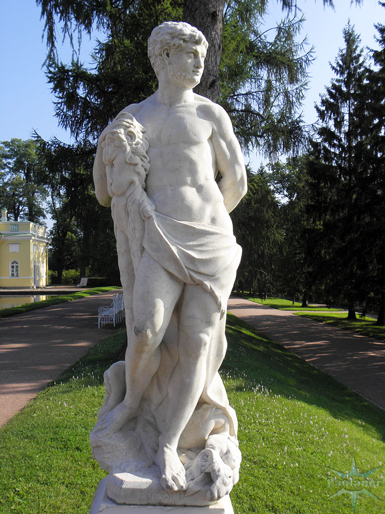 Город геркулес. Екатерининский парк статуя геркулеса. Екатерининский парк скульптура Геракла. Статуя Геракла в ЦПКИО Санкт-Петербург. Геракл Фарнезский скульптура в СПБ.