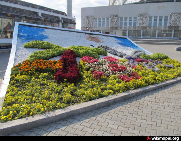 Клумба екб. Клумбы Екатеринбурга. Клумба у храма. Растения Екатеринбурга. Клумба Екатеринбург доставка цветов.