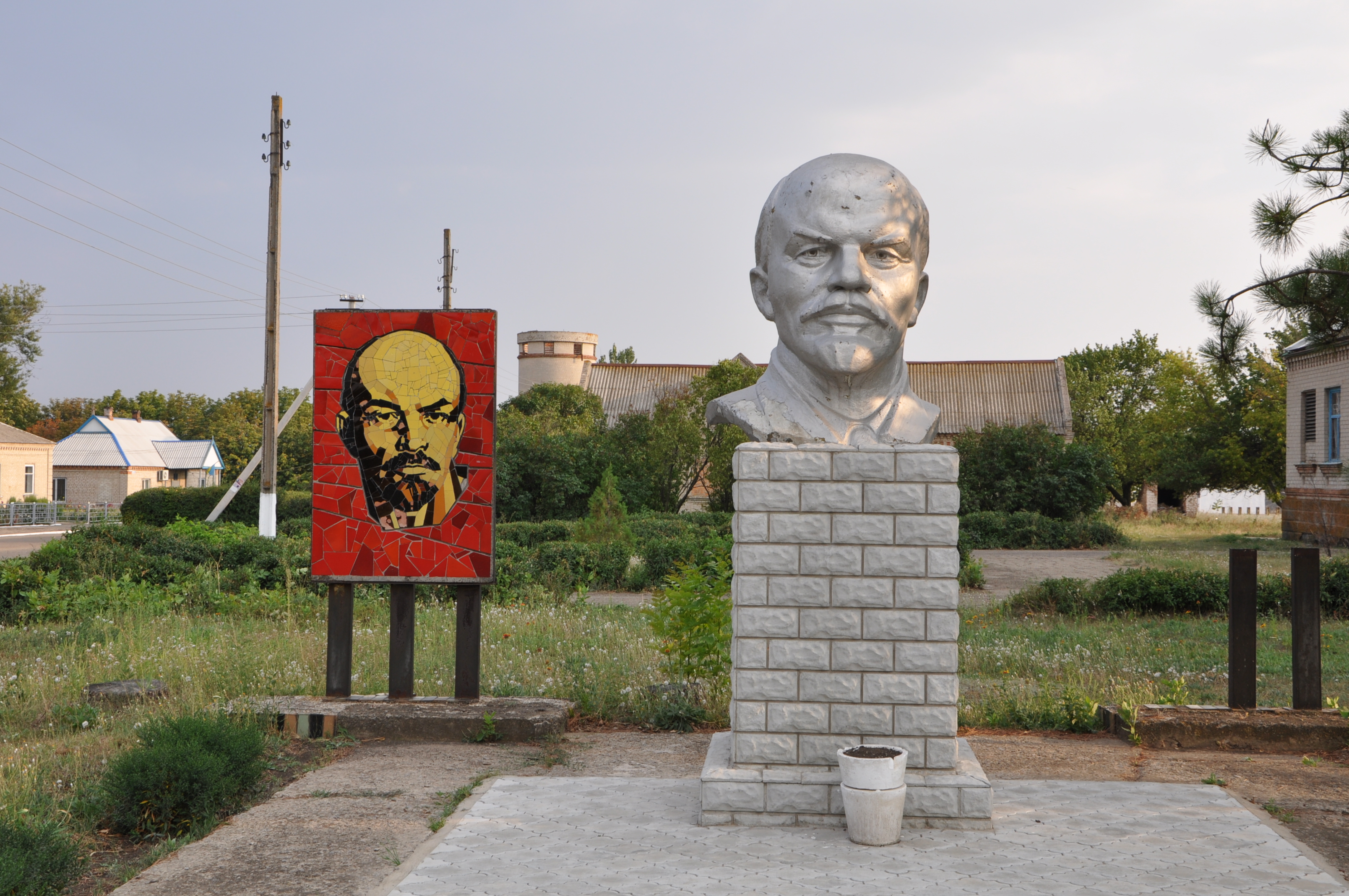 Нова ленина. Бюст в. и. Ленина в селе Варна. Новое Токмакский район. Калиновка Токмакский район. В Токмаке восстановили памятник Ленину.