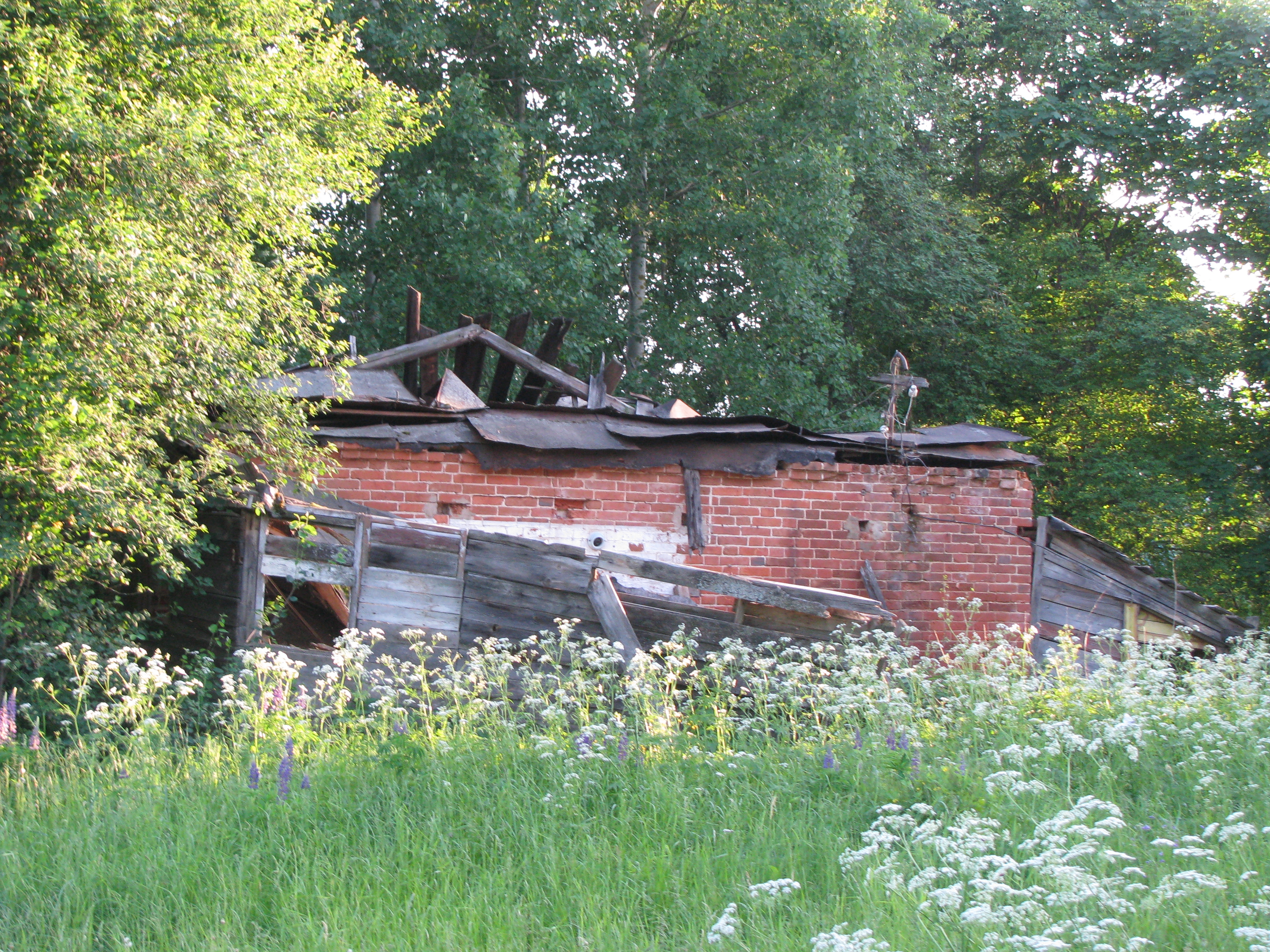 Заброшенные кирпичные дома в деревне