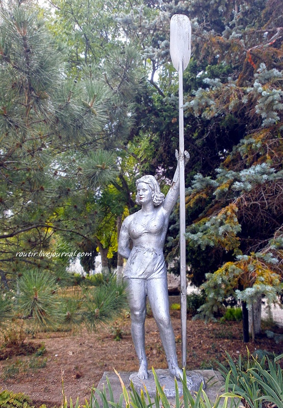 Скульптура «Девушка с веслом» - Севастополь