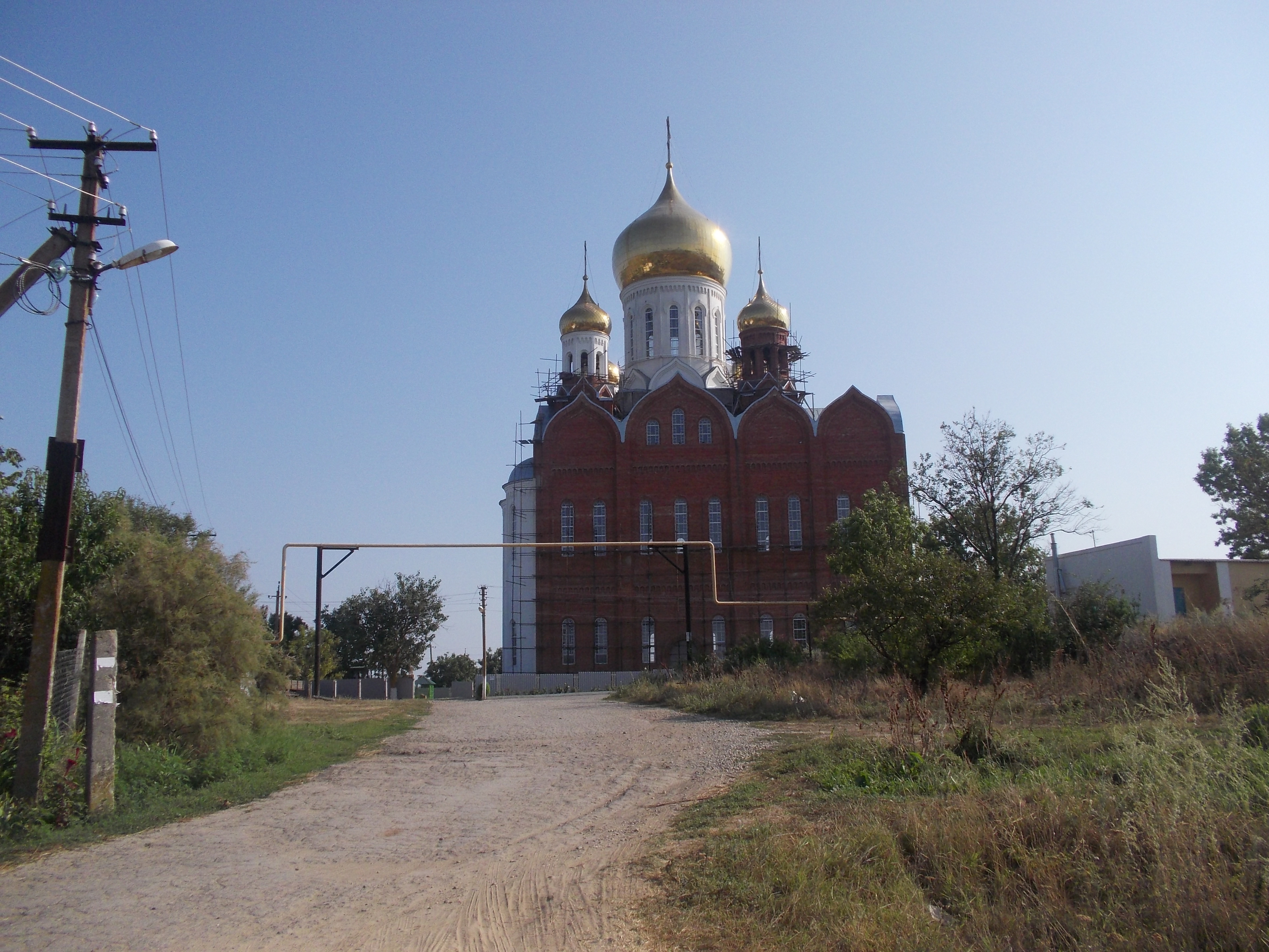 Приазовское запорожская. Храм Приазовский Краснодарский край. Храм в Приазовском Темрюкского района. Храм в поселке Приазовский Темрюкский район. Поселок Приазовский монастырь.