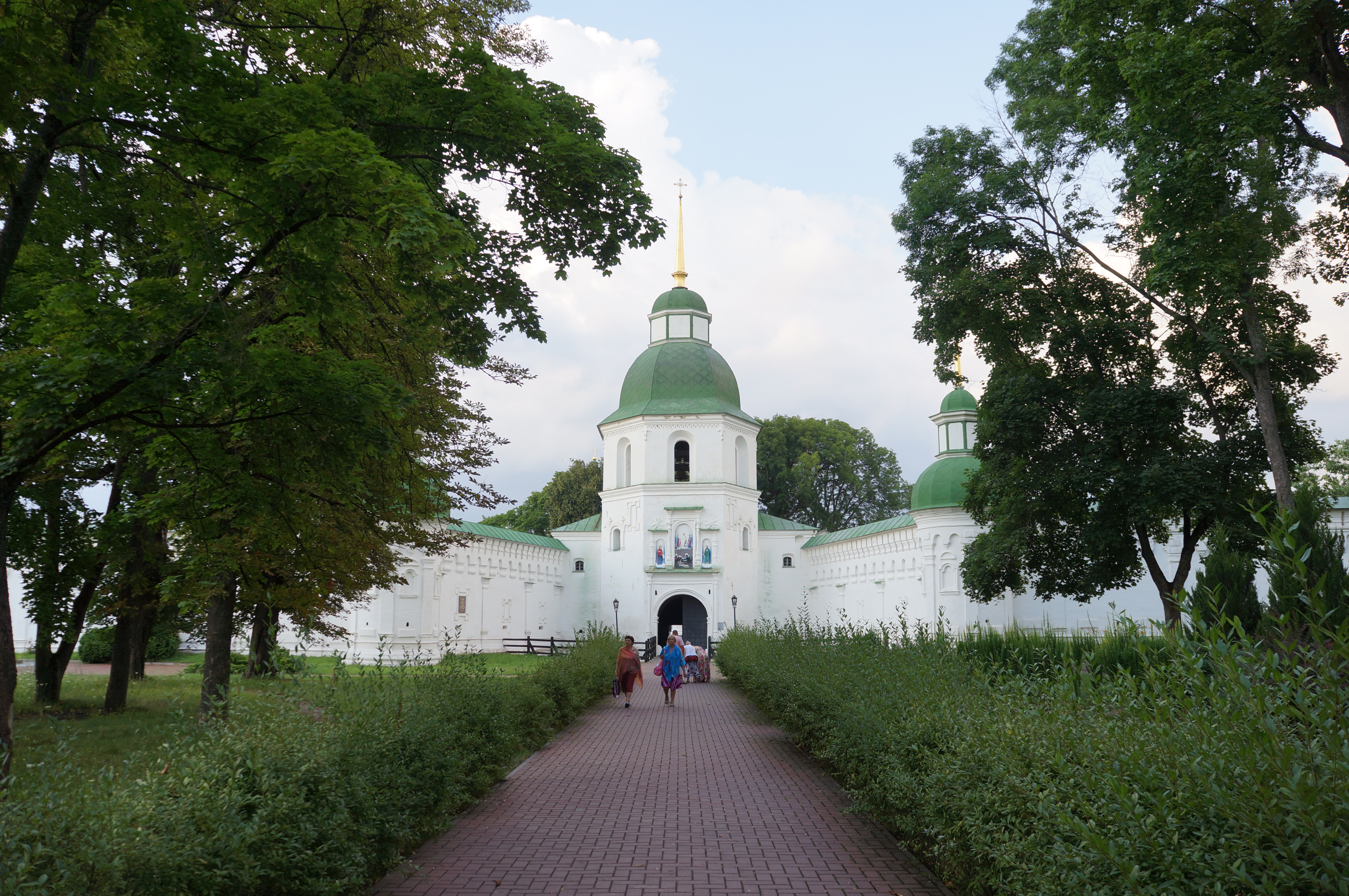 Новгород северский. Новгород-Северский Кремль. Град Новгород Северский. Новгород-Северский достопримечательности. Новгород-Северский Преображенский монастырь здание Бурсы.