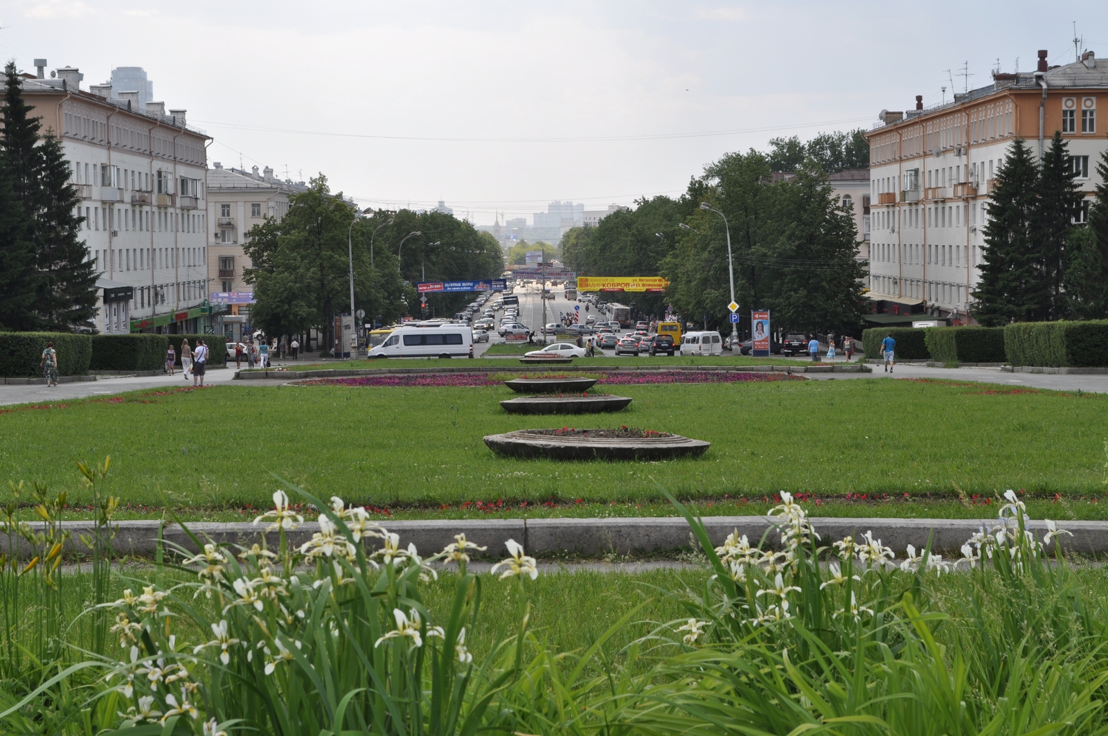 Проспект ленина екатеринбург. Проспект Ленина Главная улица Екатеринбурга. Сквер по Ленина Екатеринбург. Проспект Ленина Екатеринбург фото. Екатеринбург современные газоны.