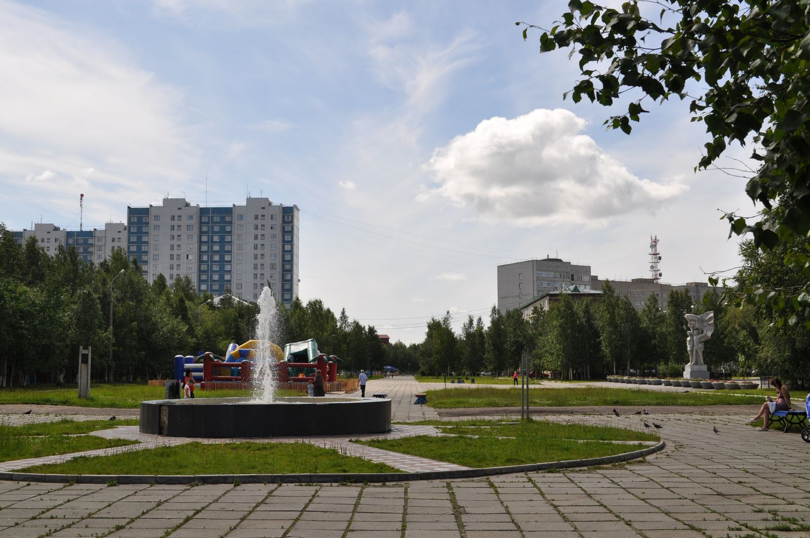 Город комсомольское. Комсомольский бульвар Нижневартовск. Фонтан Нижневартовск. Нижневартовск Комсомольское озеро фонтаны. Фонтан Нижневартовск Комсомольское улица.