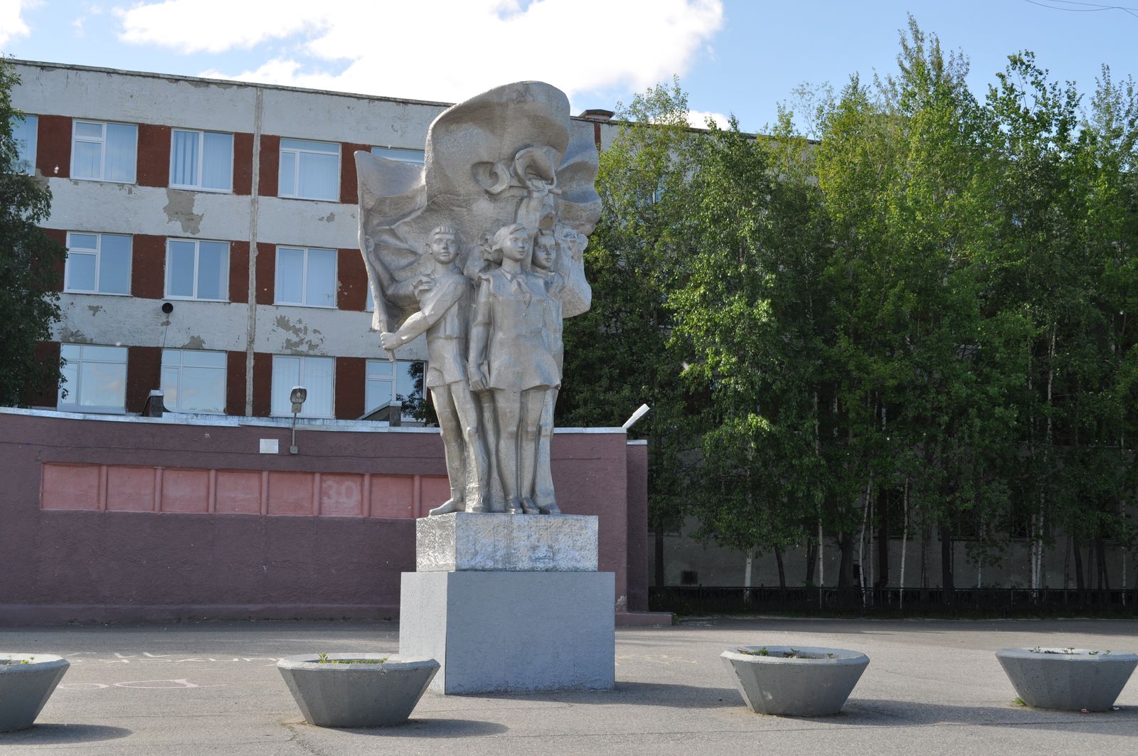 Город герой нижневартовск. Монумент звёзды Нижневартовского спорта Нижневартовск. 9 ШК Нижневартовск. Школа номер 9 Нижневартовск. Статуи в Нижневартовске.