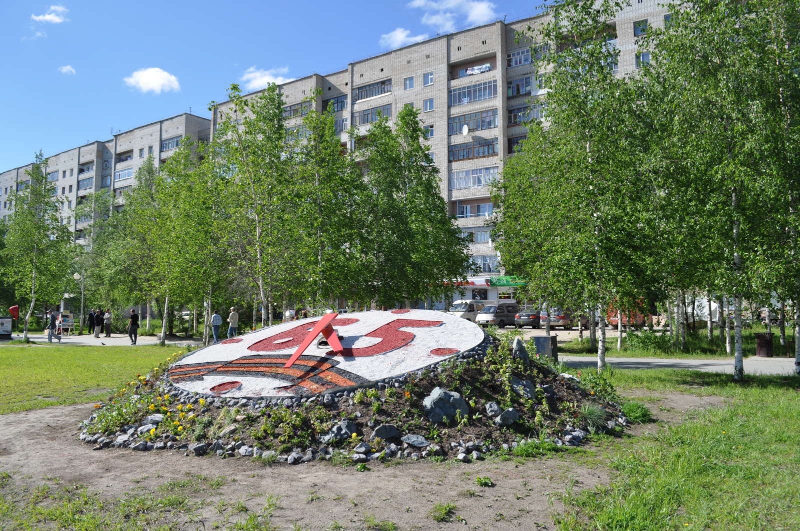 Город герой нижневартовск. Нижневартовск достопримечательности. Растения города-Нижневартовск. Клумба Нижневартовск. Нижневартовск 2010.