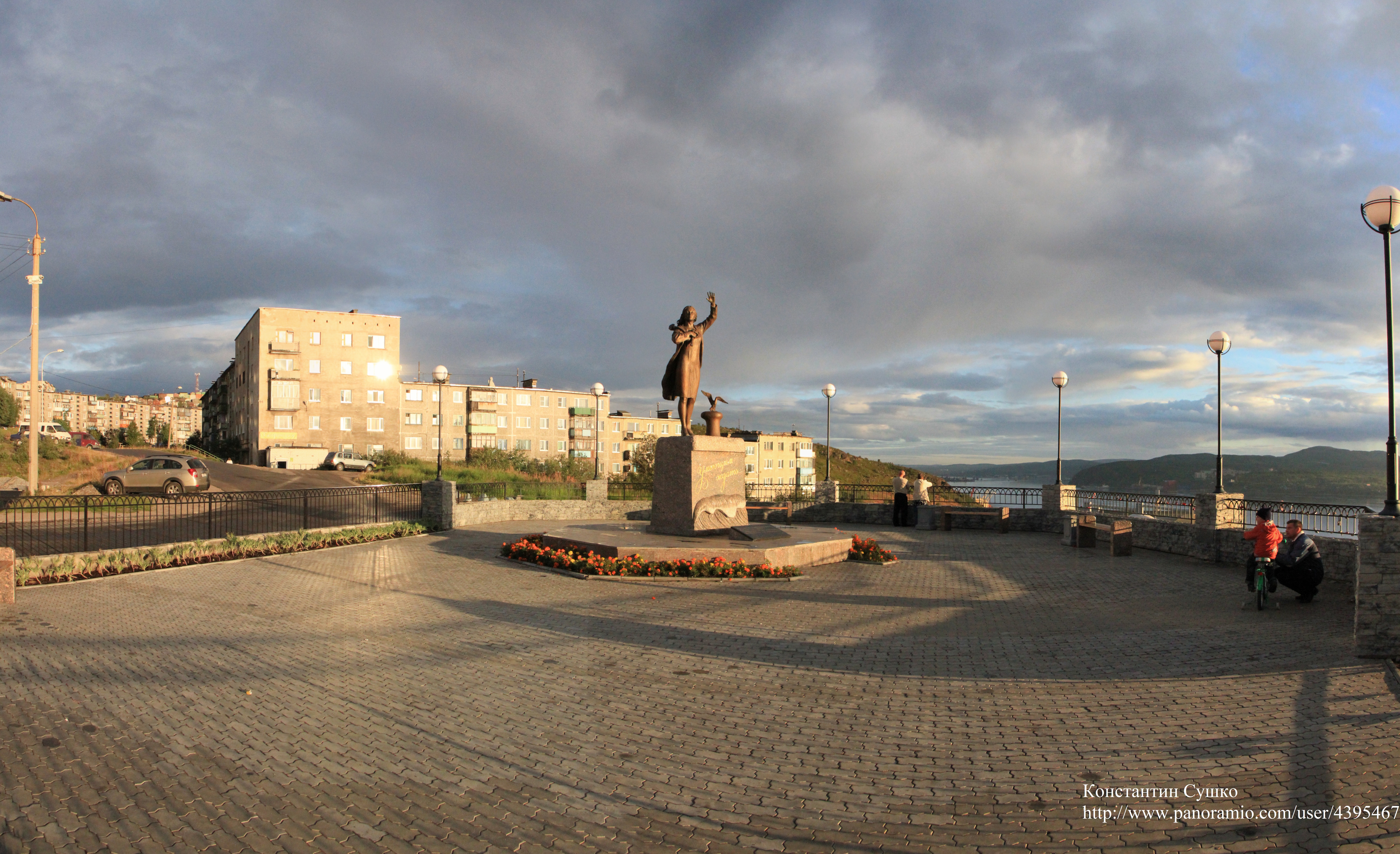 Памятники мурманска. Мурманск город порт памятник. Ждущая Мурманск. Мурманск памятник координаты. Мурманск  памятник «ждущая» летом.