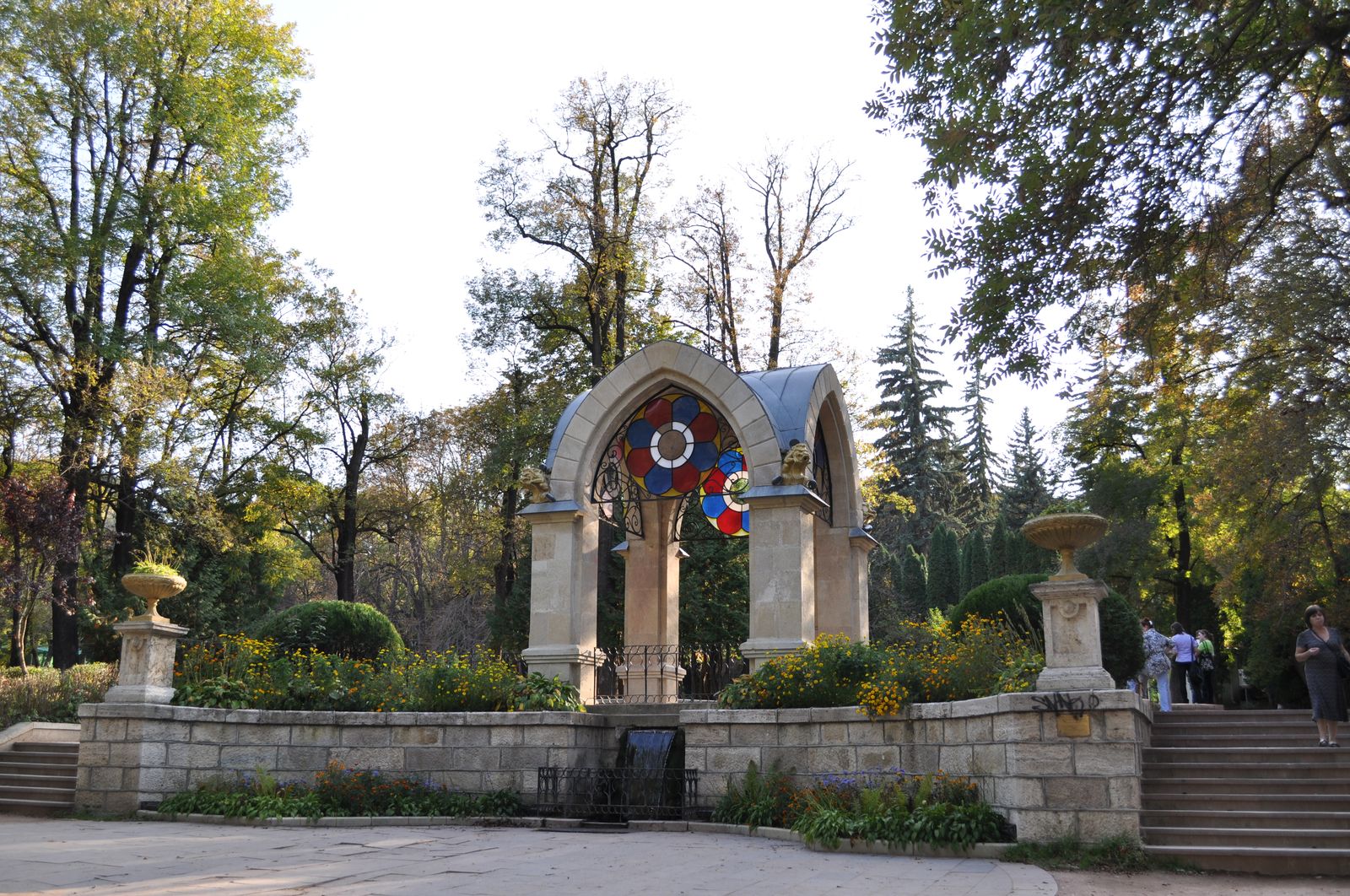 Кисловодский городской. Кисловодский парк стеклянная струя. Зеркальная струя Кисловодск. Кисловодск достопримечательности стеклянная струя. Павильон стеклянная струя Кисловодск.