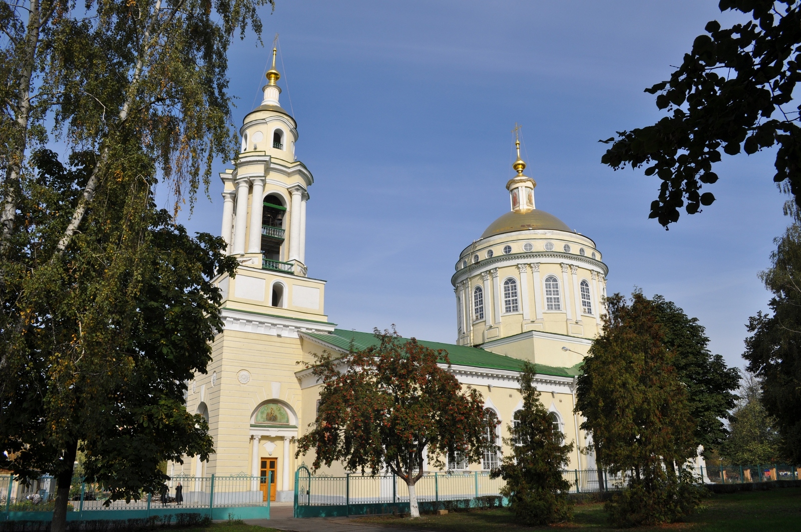 Храм михаила архангела ейск. Успенский (Михаило- Архангельский) собор. Михайло Архангельский храм Орел. Собор Михаила Архангела Орел. Храм Михаила Архангела в Орле.