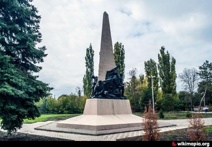 Большие салы. Памятник Оганову в большие Салы. Памятник артиллеристам в селе большие Салы. Большие Салы Ростовская область памятник. Памятник в селе большие Салы Оганову.