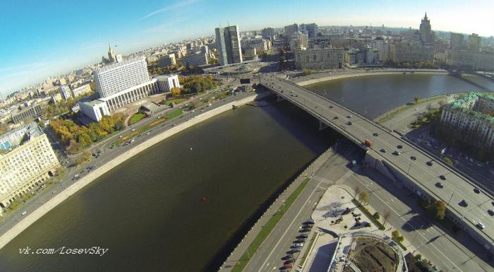 Свободная площадь. Площадь свободной России в Москве. Площадь защитников свободной России. Крыша на Смоленской набережной. Смоленская набережная Москва с высоты.