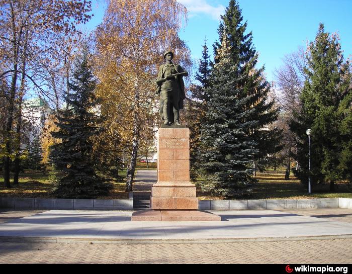 Где находится парк матросова. Памятник Александру Матросову в Уфе. Памятник Гастелло (Уфа). Памятник Матросова в Уфе. Памятник Александру Матросову в Уфе в парке Ленина.