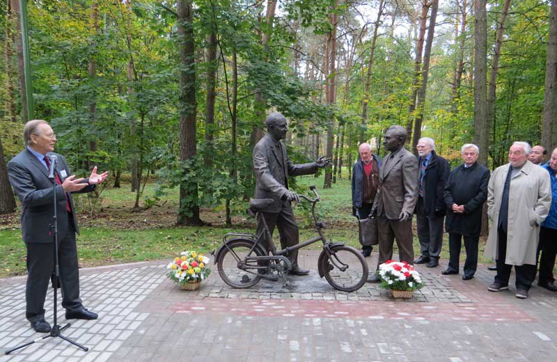 Дубна понтекорво. Памятник Понтекорво и Джелепову в Дубне. Дубна памятник Бруно. Памятник Джелепов Дубна. Памятники Бруно Понтекорво в Дубне.