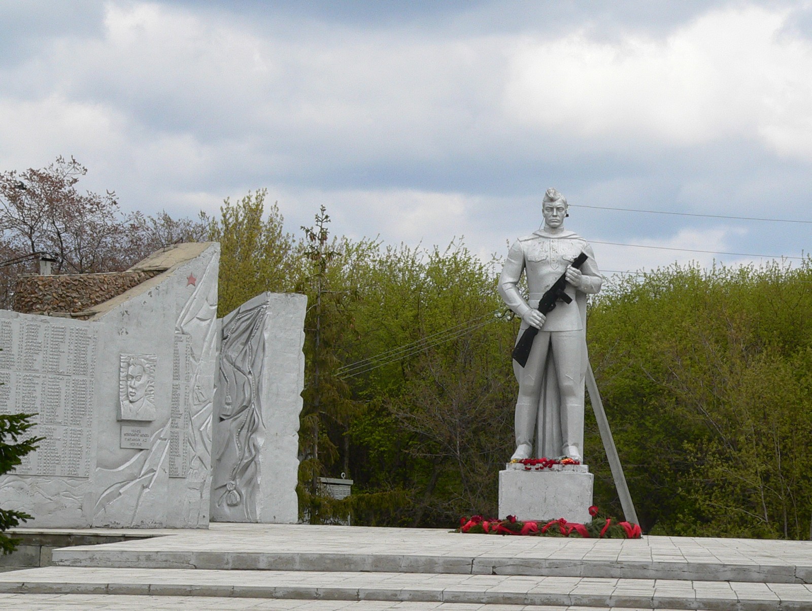 Верхе ирмене. Памятник в Ордынском районе Новосибирской области. Верх Ирмень и его памятники. Памятник Покрышкину с. верх-Ирмень Ордынский район. Место фотосессия в Ордынске.