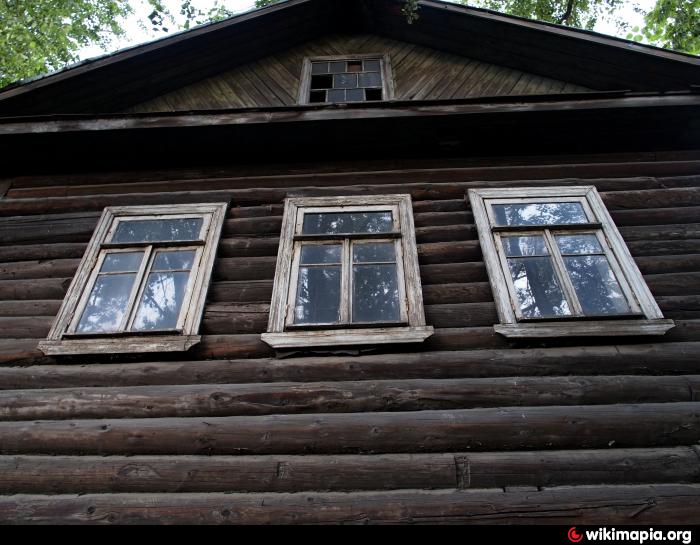 После темного деревянного барака новый. Заброшенный деревянный Барак Санкт Петербург. Барак деревянный Кирова 102. Заброшенные деревянные бараки. Сталинский Барак деревянный.