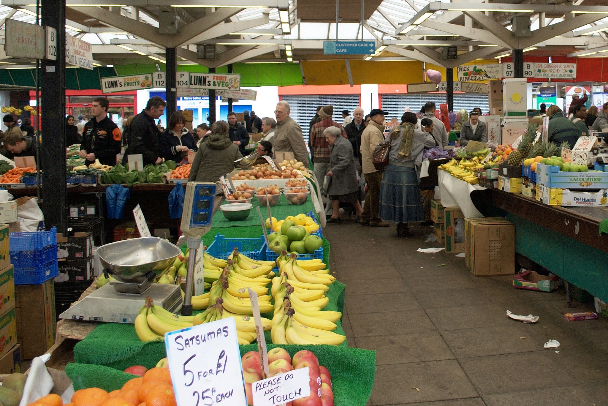 Leicester Market. Крупнейший Лестерский рынок в Европе. While market