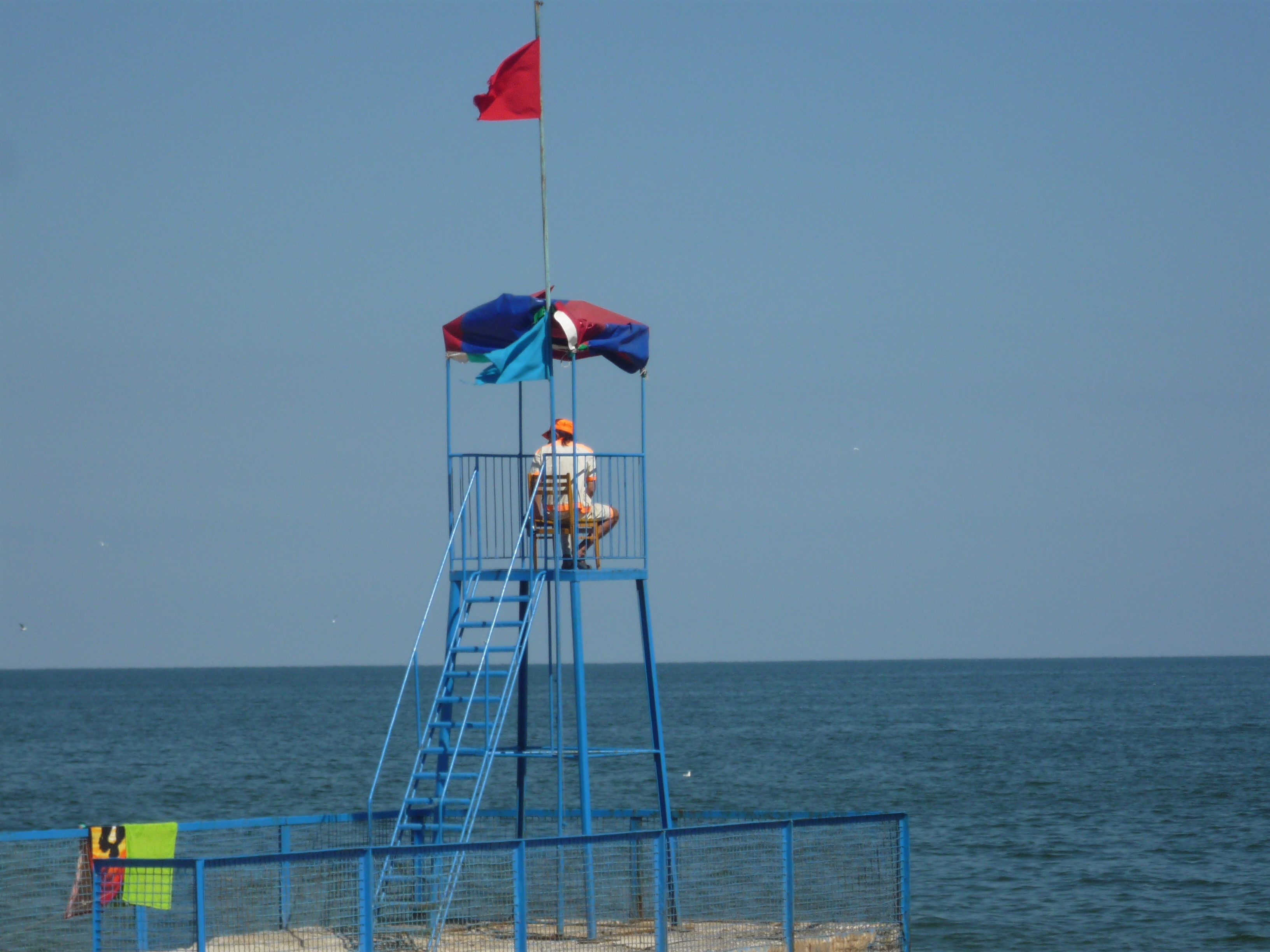 Смотровая пляжная вышка для спасателей. Спасательная вышка на пляже. Спасательная вышка на пляже. Наблюдательная вышка для пляжа. Спасательные будки майами.