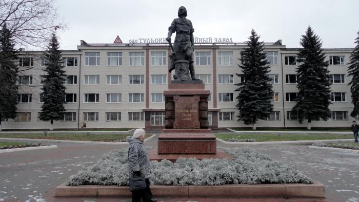 Первый тул. Скульптура в городе Туле Петру 1. Памятник перед ТУЛГУ.