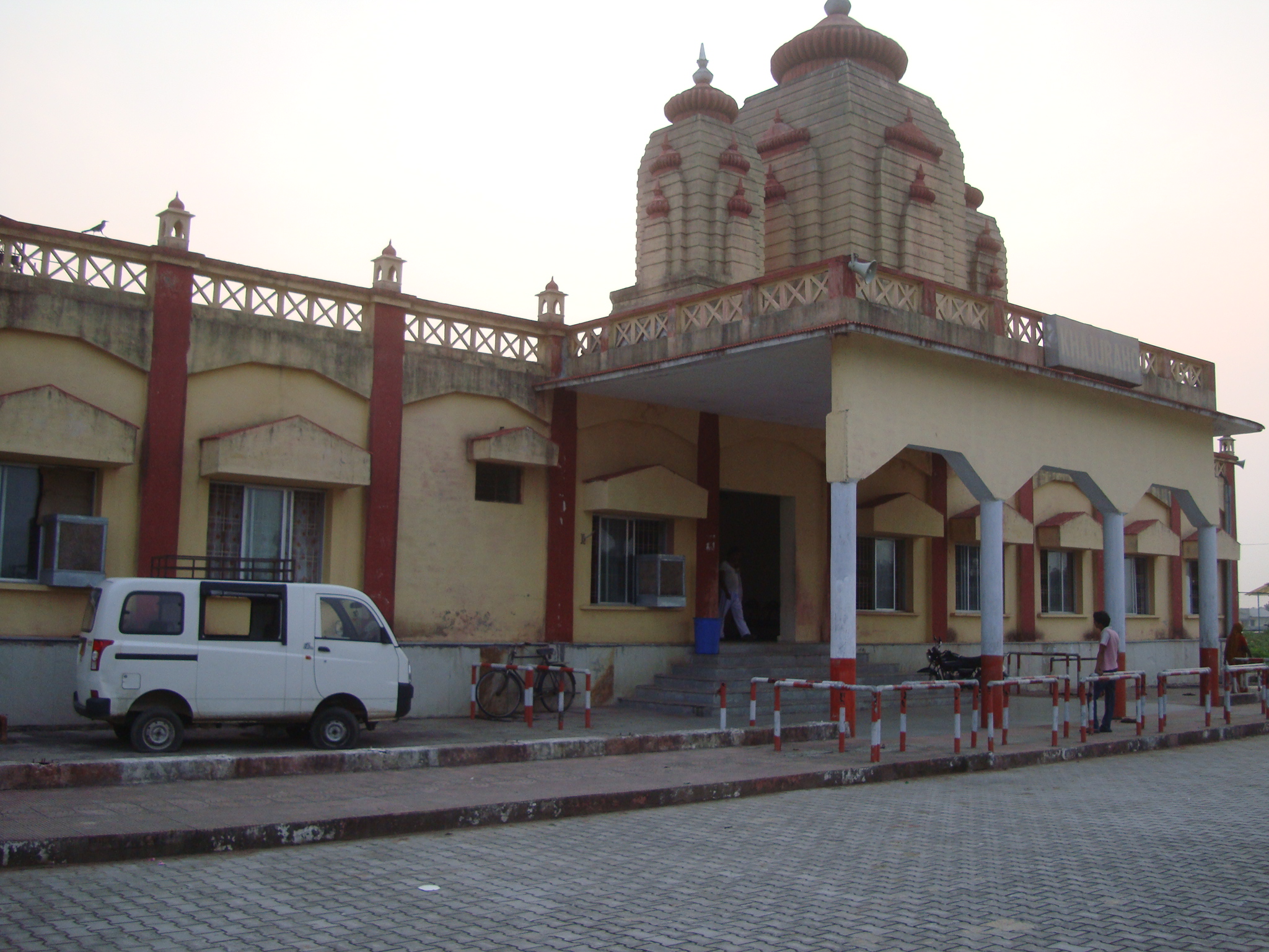 Office Building of Khajuraho Railway Station | head house (train station)