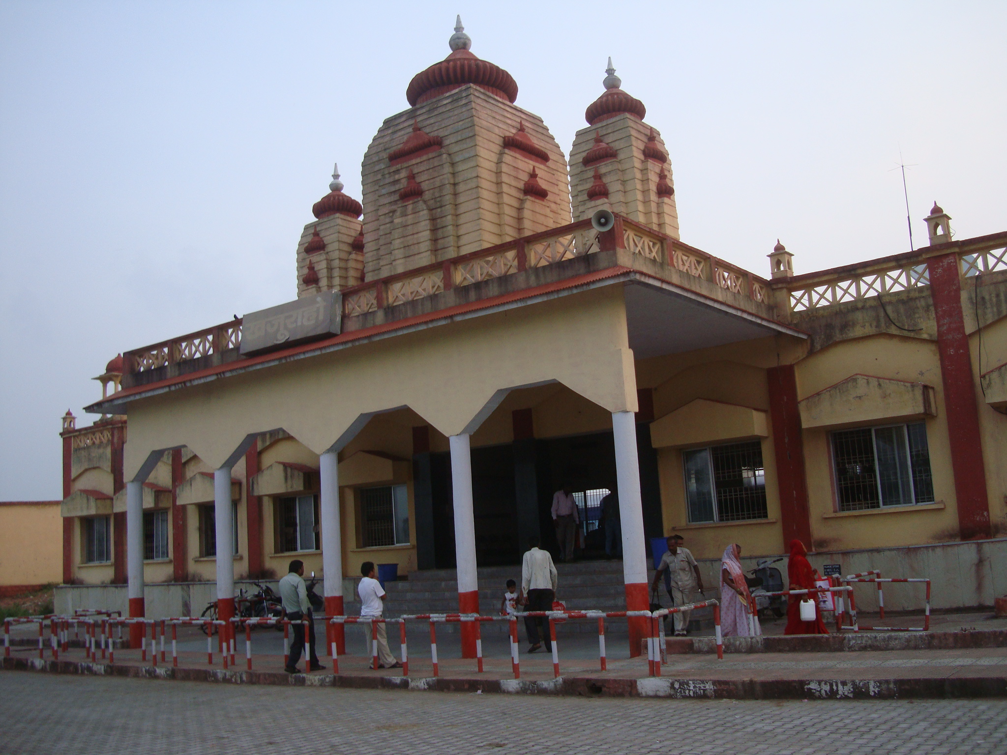 Office Building of Khajuraho Railway Station | head house (train station)