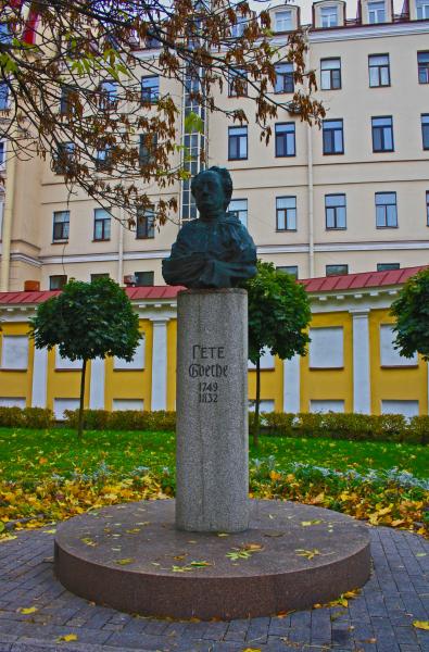 Гете санкт петербург. Гете памятник в СПБ. Памятник Иоганну Гете СПБ. Памятник Гете в Калининграде. Бюст Гете в Санкт-Петербурге.