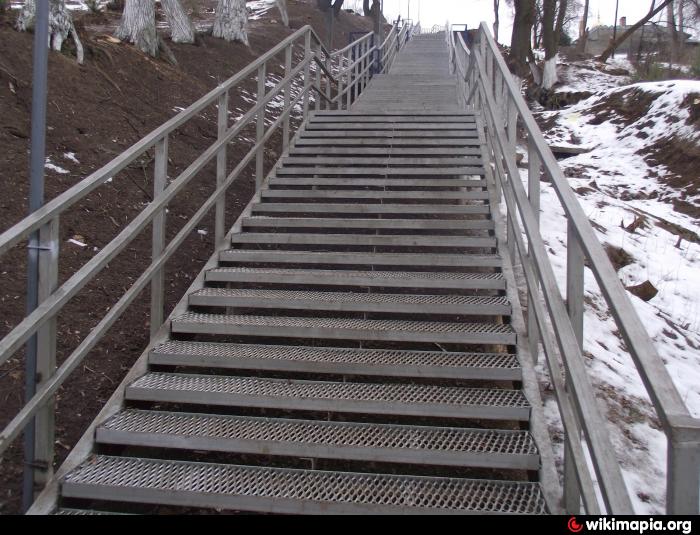 металлическая лестница на склоне