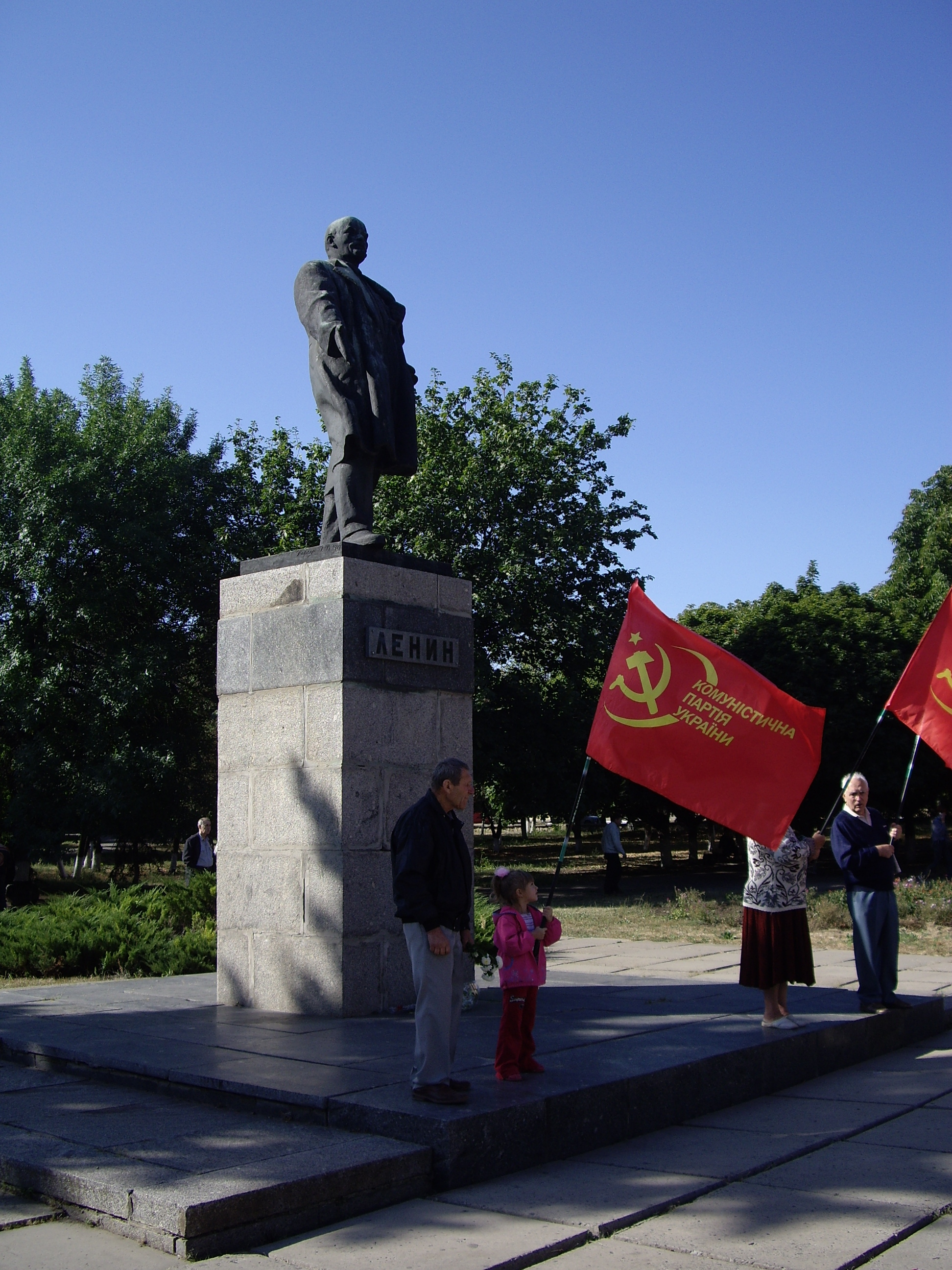 Погода в славяносербске. Пгт Славяносербск. Пгт Славяносербск Луганской области. Достопримечательности Славяносербска. Памятник в Славяносербске.