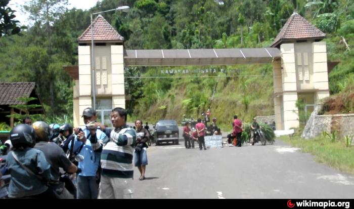 Gerbang Masuk Kawasan Wisata Air Terjun Dolo Besuki