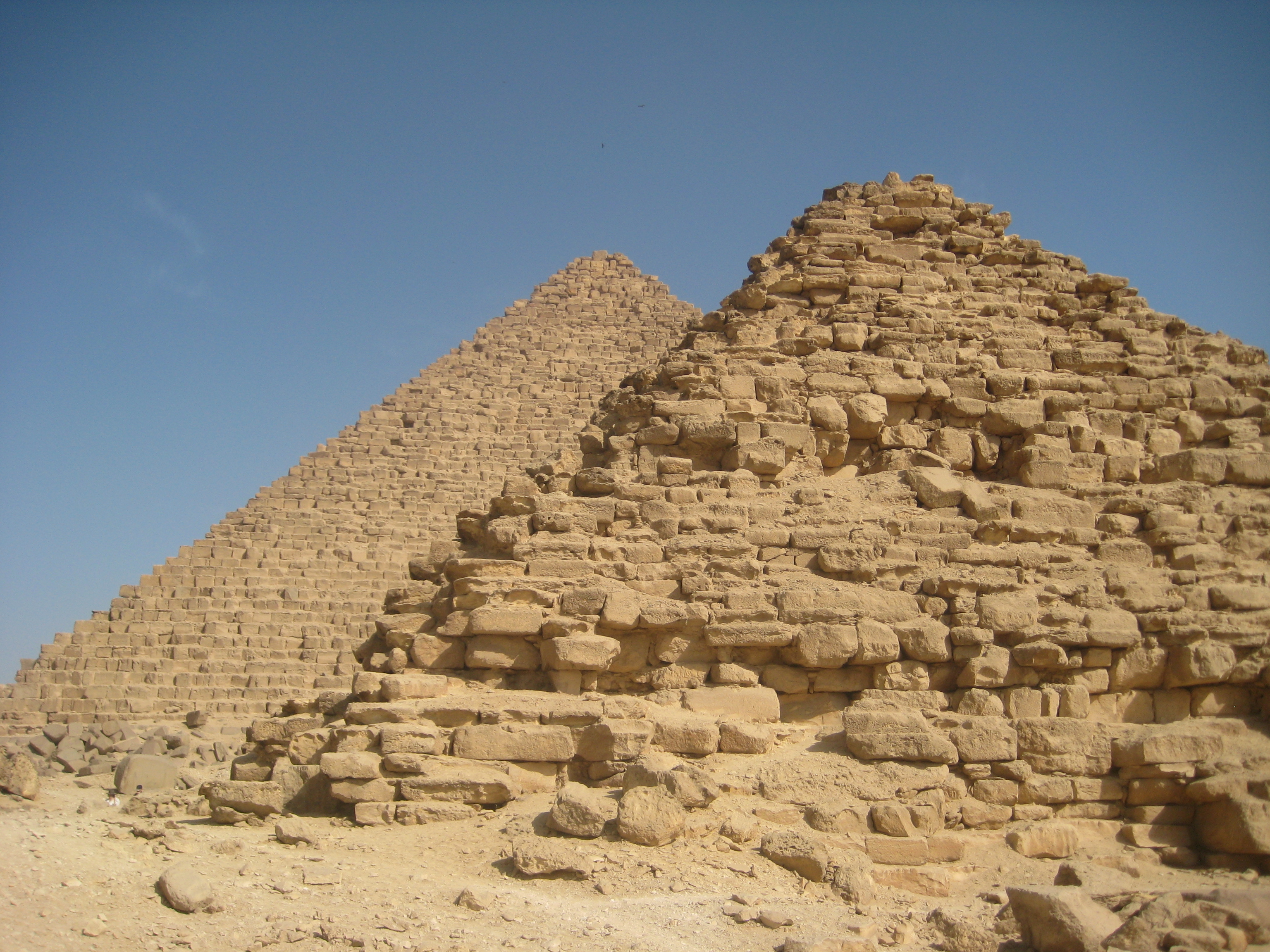 Усыпальницы пирамиды в древнем египте. Гробницы в пирамидах Египта. Гробница в пирамиде. Скальные гробницы Гизы. Гробница в Гизе.