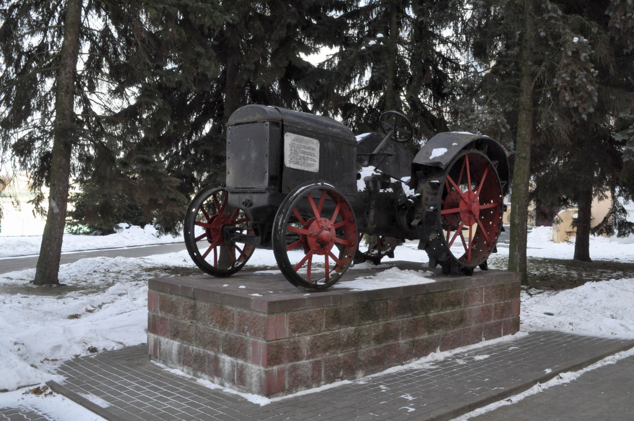 Парк пинска. ХТЗ 15 30 трактор. Памятник трактору. Памятники в Пинске. Трактор Беларусь на памятник.