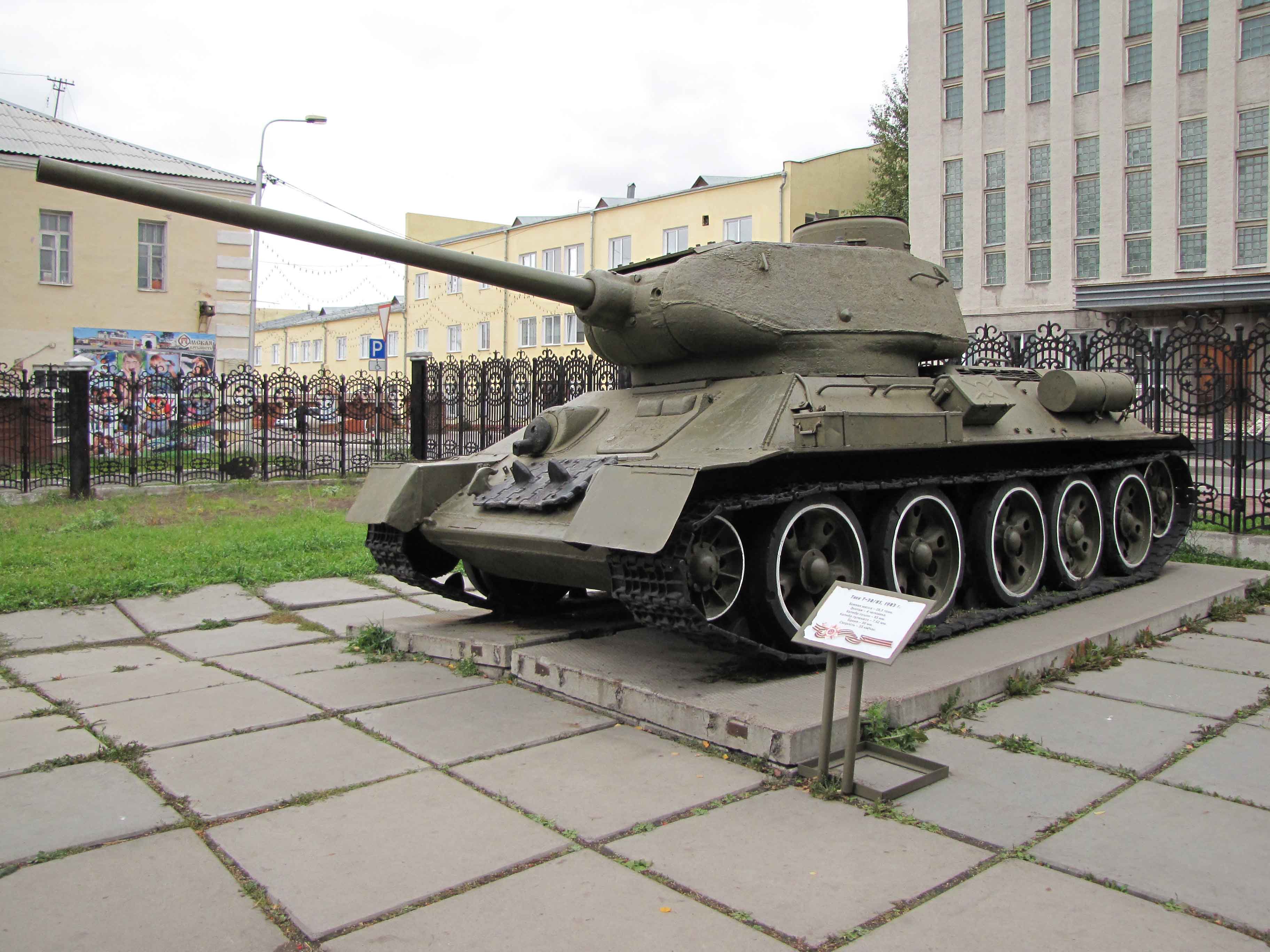 Купить танк в омске. Танк в Омске. Танки в городе. Танки памятники в Омске. Омский танковый завод.
