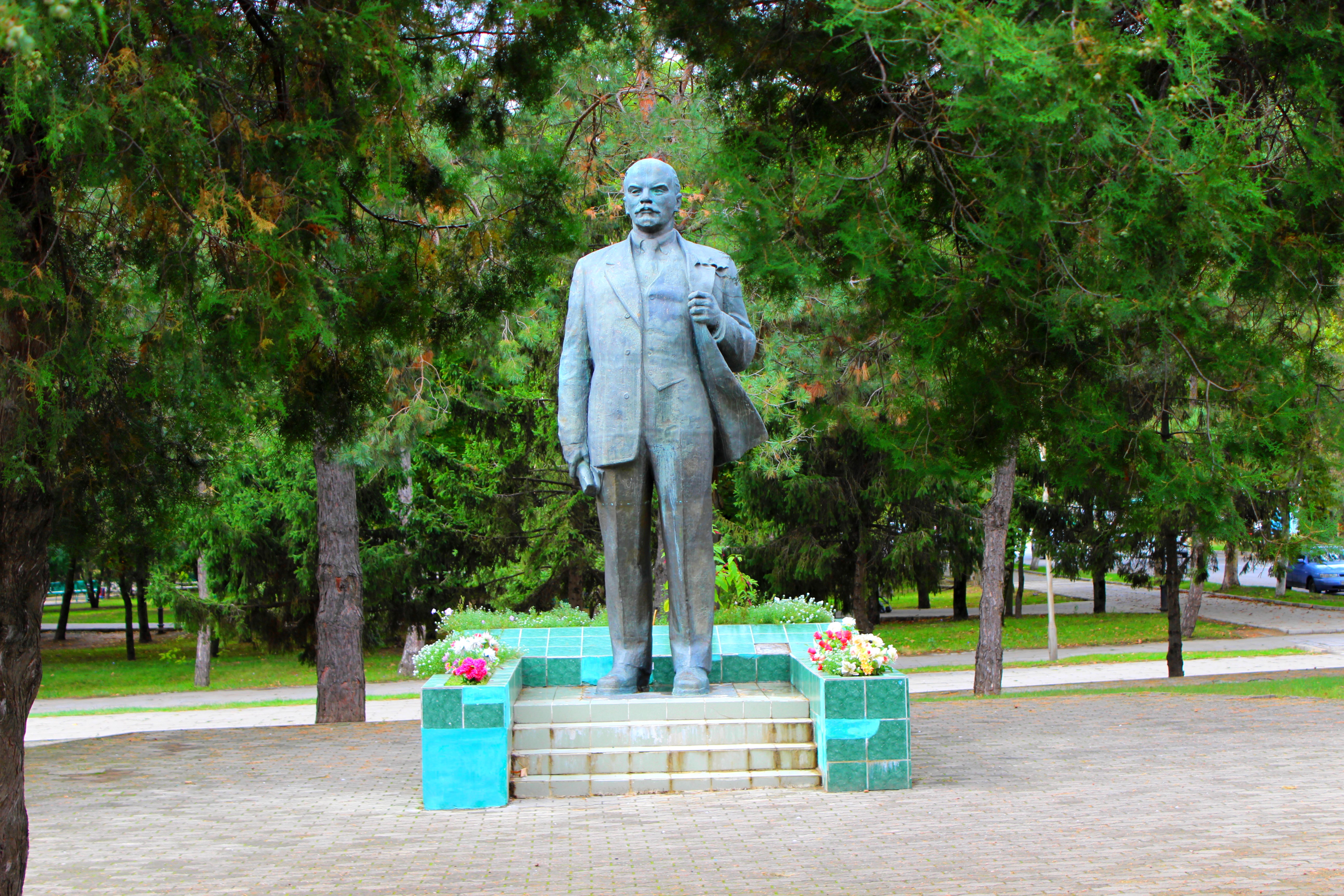 Пушкин темрюк. Аллея славы Темрюк. Памятник Ленину в Темрюке. Памятник Пушкину в Темрюке. Темрюк памятники.