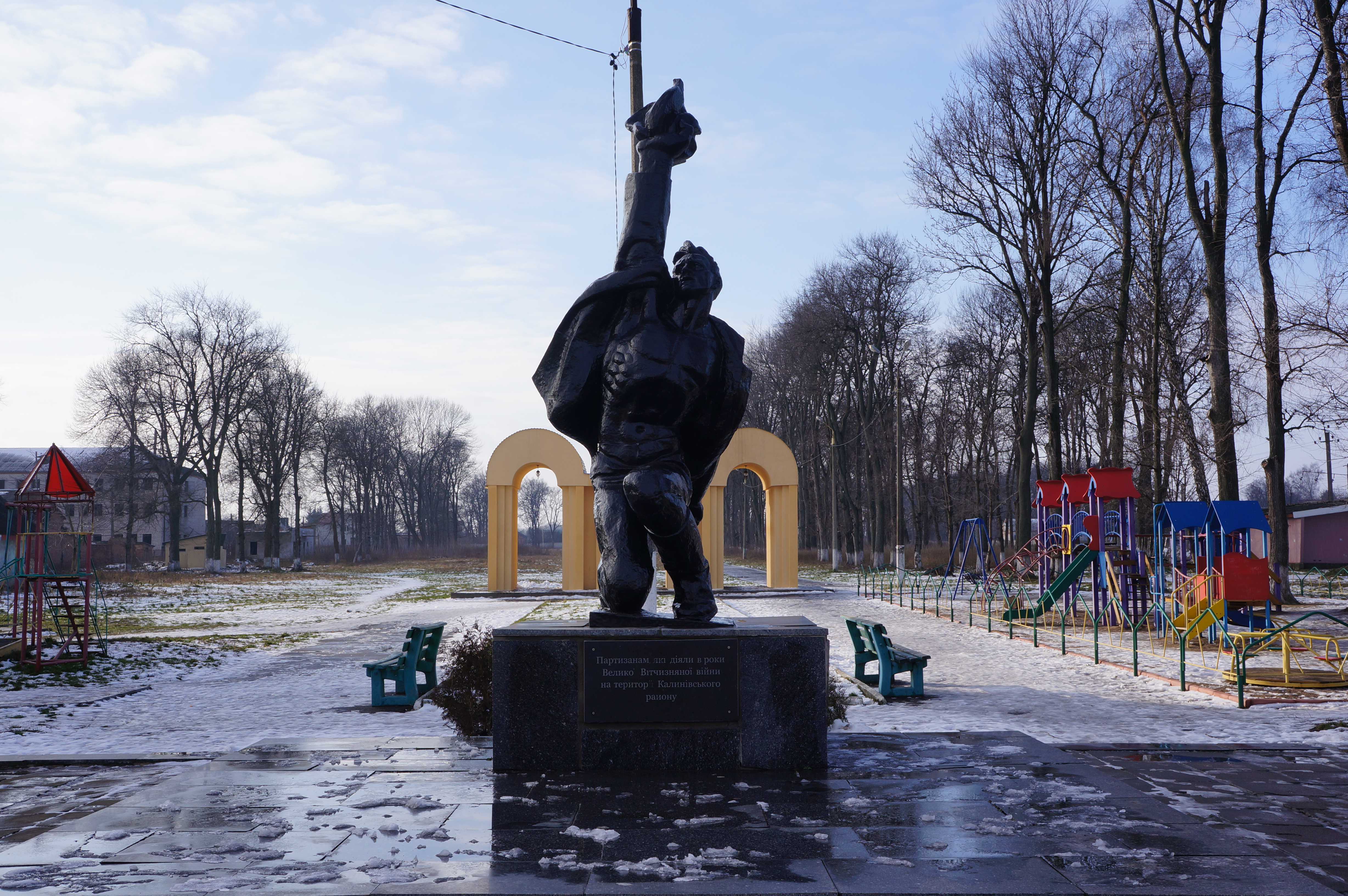 Калиновка винницкая область. Памятник в Калиновке. Памятник Партизану в Калиновке. Калиновка (город).