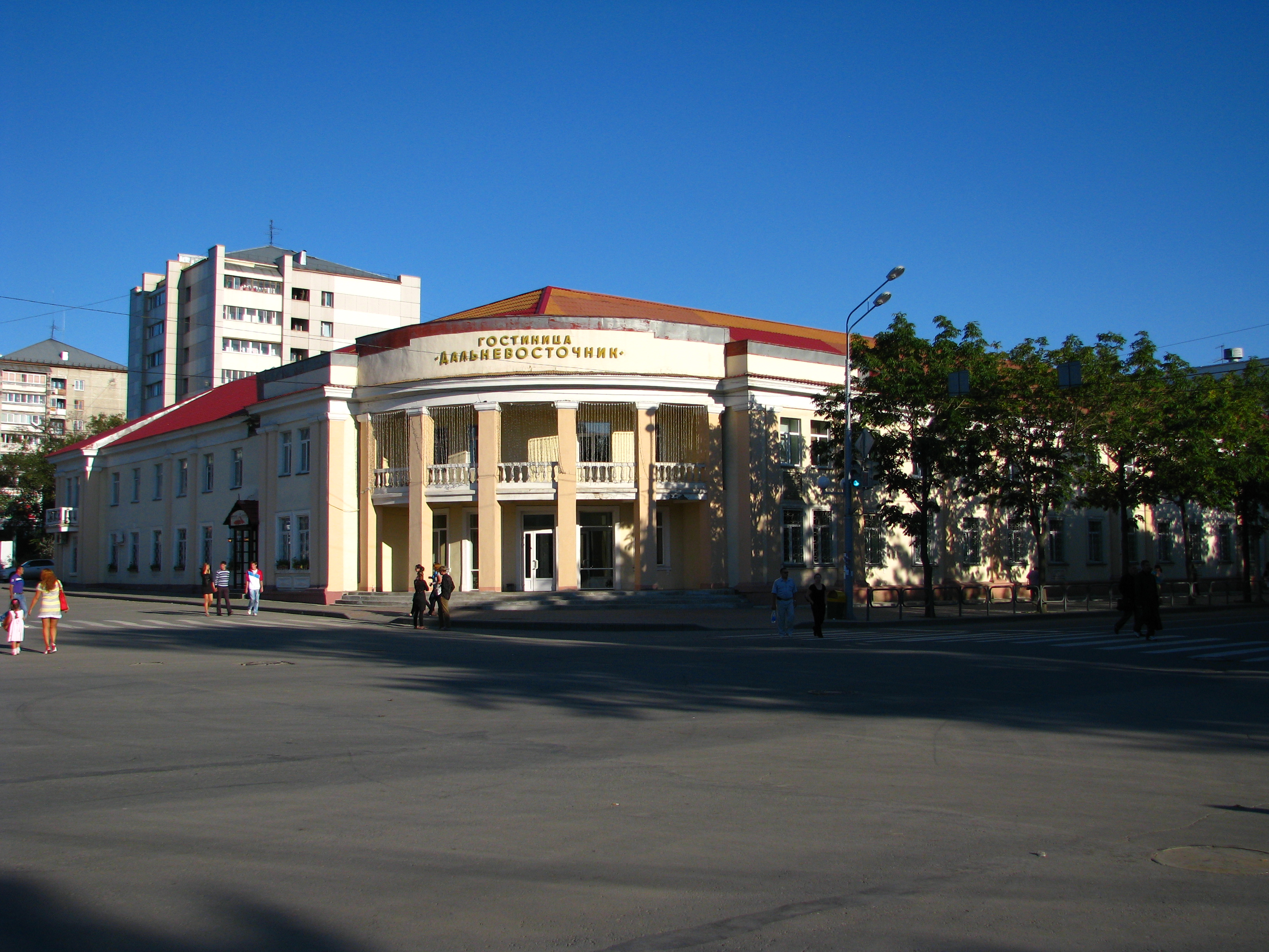 Адрес южно сахалинска. Гостиница дальневосточник Южно-Сахалинск. Центр города Южно-Сахалинска. Сахалин город Южно Сахалинск центр. Сахалинская улица Южно Сахалинск центр.