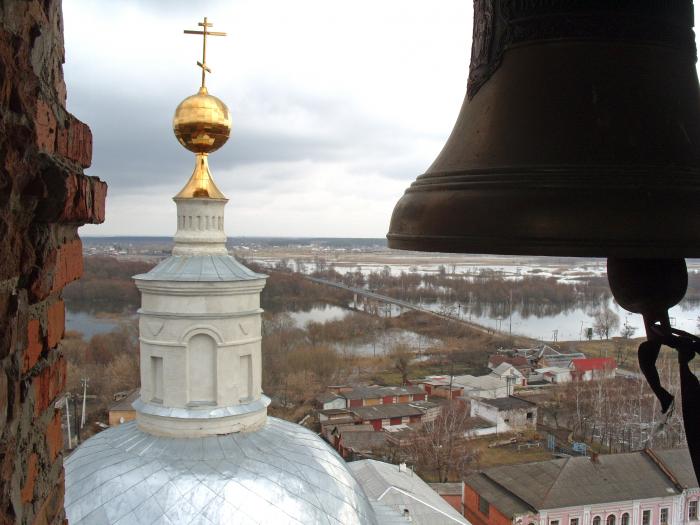 Рыльск на 10 дней. Храм Покрова Пресвятой Богородицы (Рыльск). На крыльях с колокольни. Вид из пустой колокольни. Плевать с колокольни.