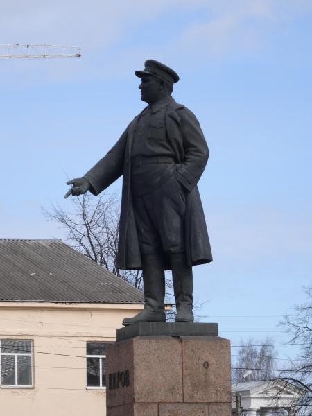 Кировский кировск. Памятник Кирову в Кировске Ленинградской области. Киров Сергей Миронович памятник в Кировске. Кировск Киров памятник. Памятник Кирову в Кировске Мурманской области.