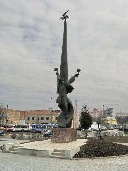 Памятник соловецким юнгам. Памятник Соловецким юнгам в Москве. Памятник Соловецким юнгам в Архангельске. Памятник юнгам Северного флота в Москве. Площадь Соловецких Юнг.