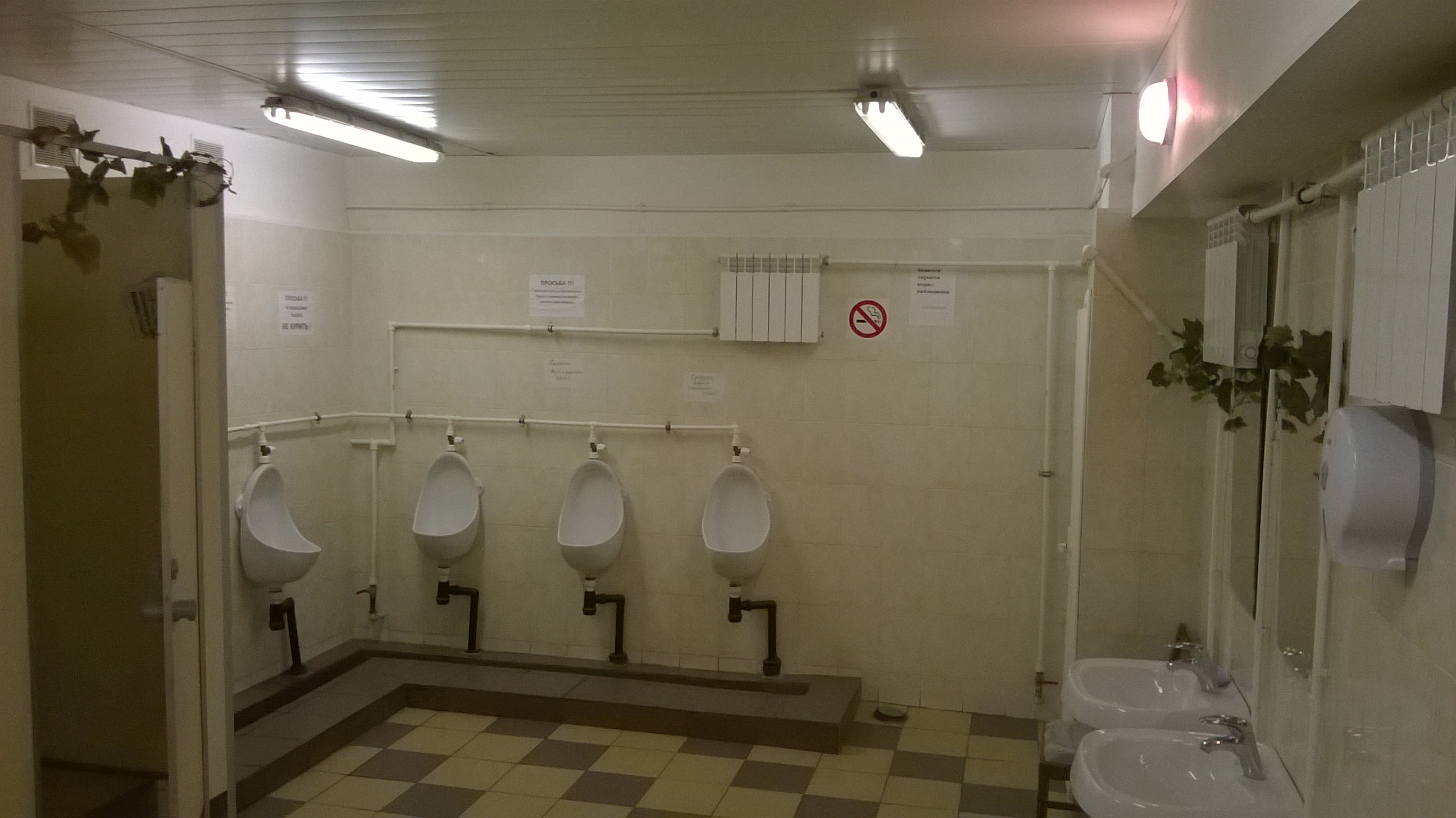 Общественная душевая камера. Общественный туалет. Общественный туалет внутри. Сантехника для общественных туалетов. Туалет на производстве.
