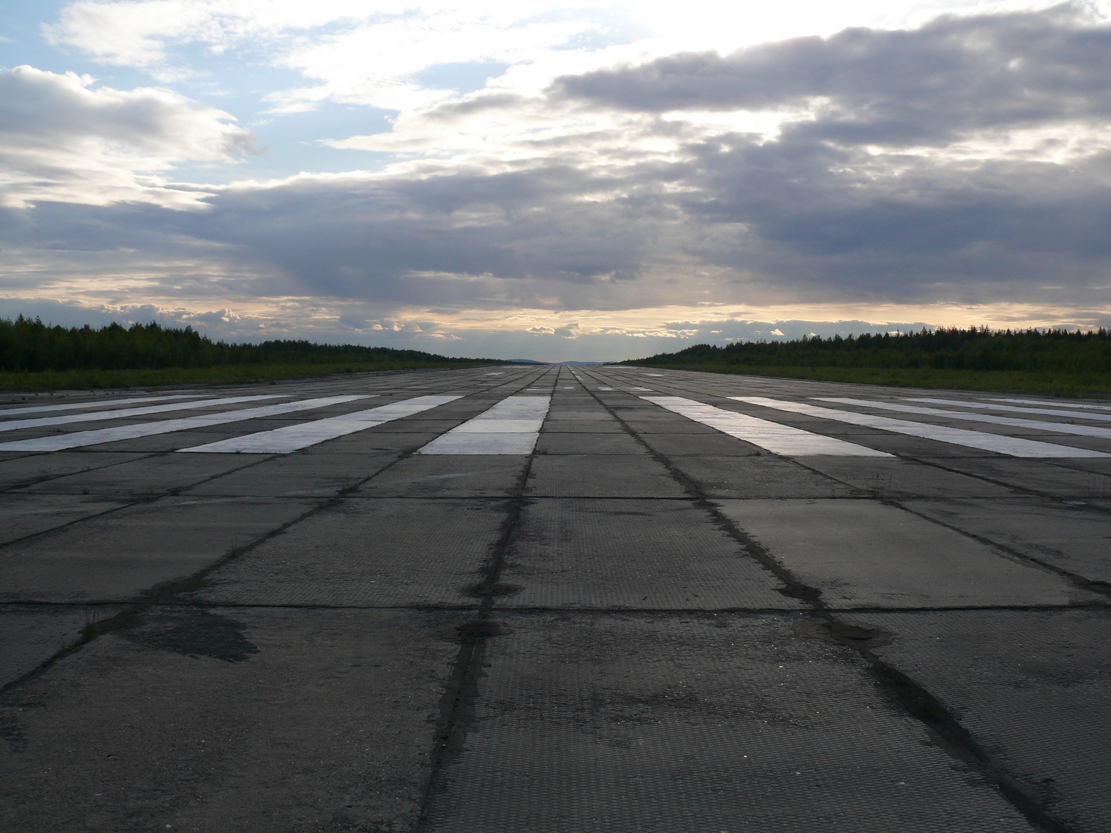 Air field. Аэропорт Африканда. Военный аэродром в Мурманской области. Североморск-1 аэродром военный. Аэродром Оленегорск.